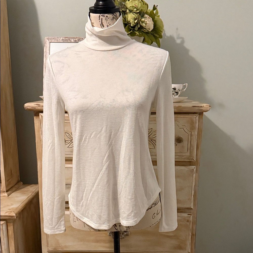 Like new Banana Republic Cream Long Sleeve Turtleneck